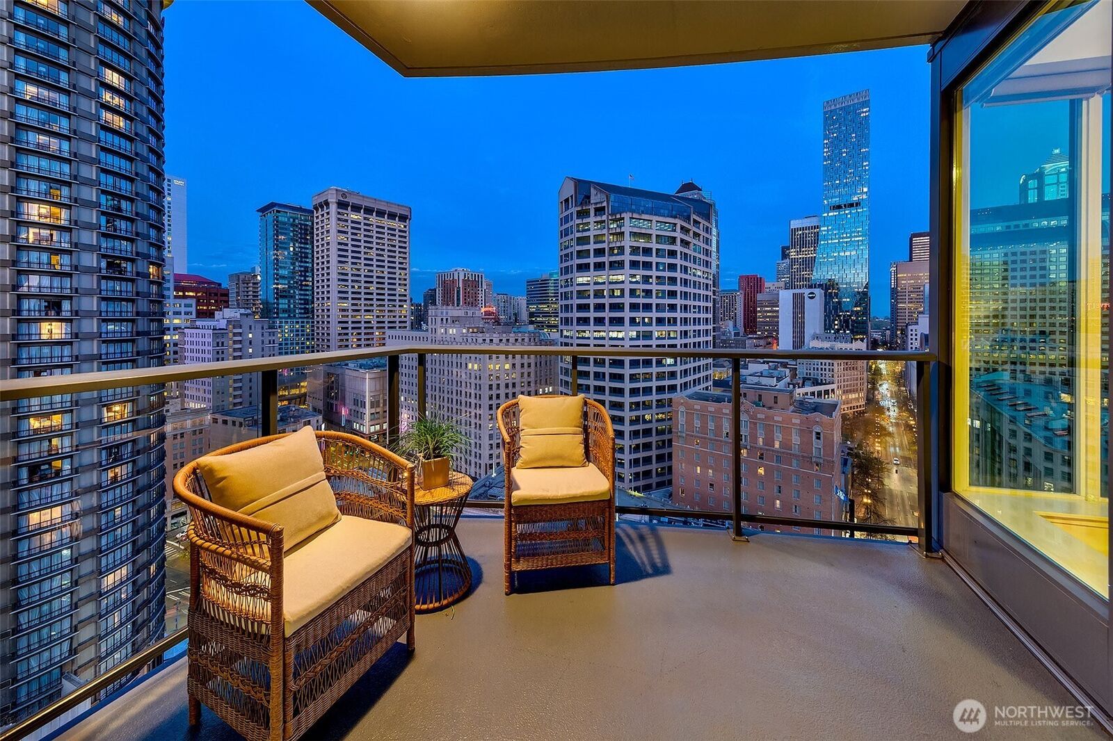 Property Photo: 1920 4th Avenue 1807 WA 98101