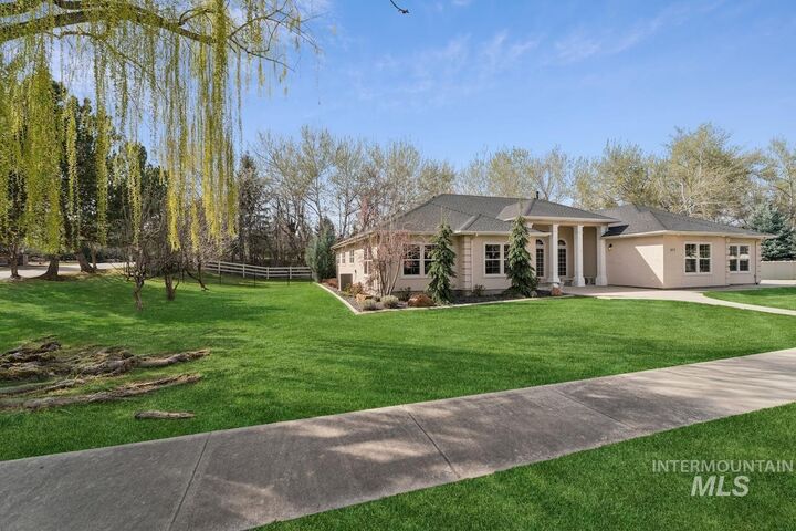 Property Photo: 977 N Woodvalley ID 83616