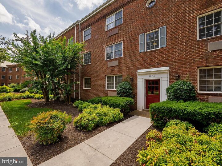 Property Photo:  1608 W Abingdon Drive 102  VA 22314 