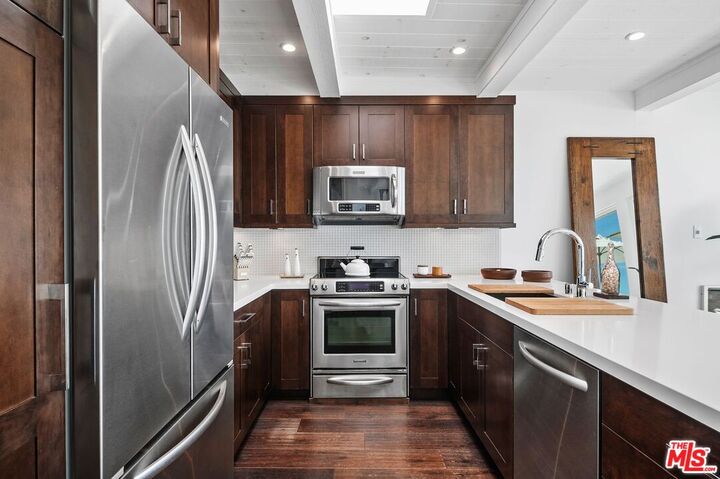 Property Photo:  11940 Whalers Ln  CA 90265 