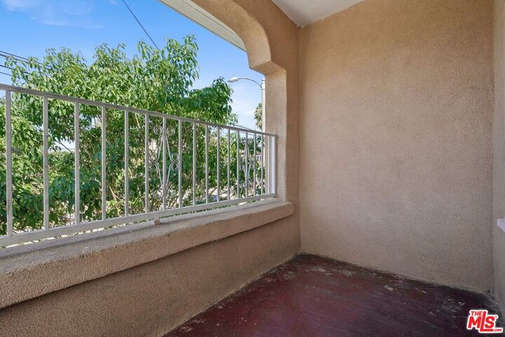 Property Photo: 1464 3/4 W 35th Pl CA 90018