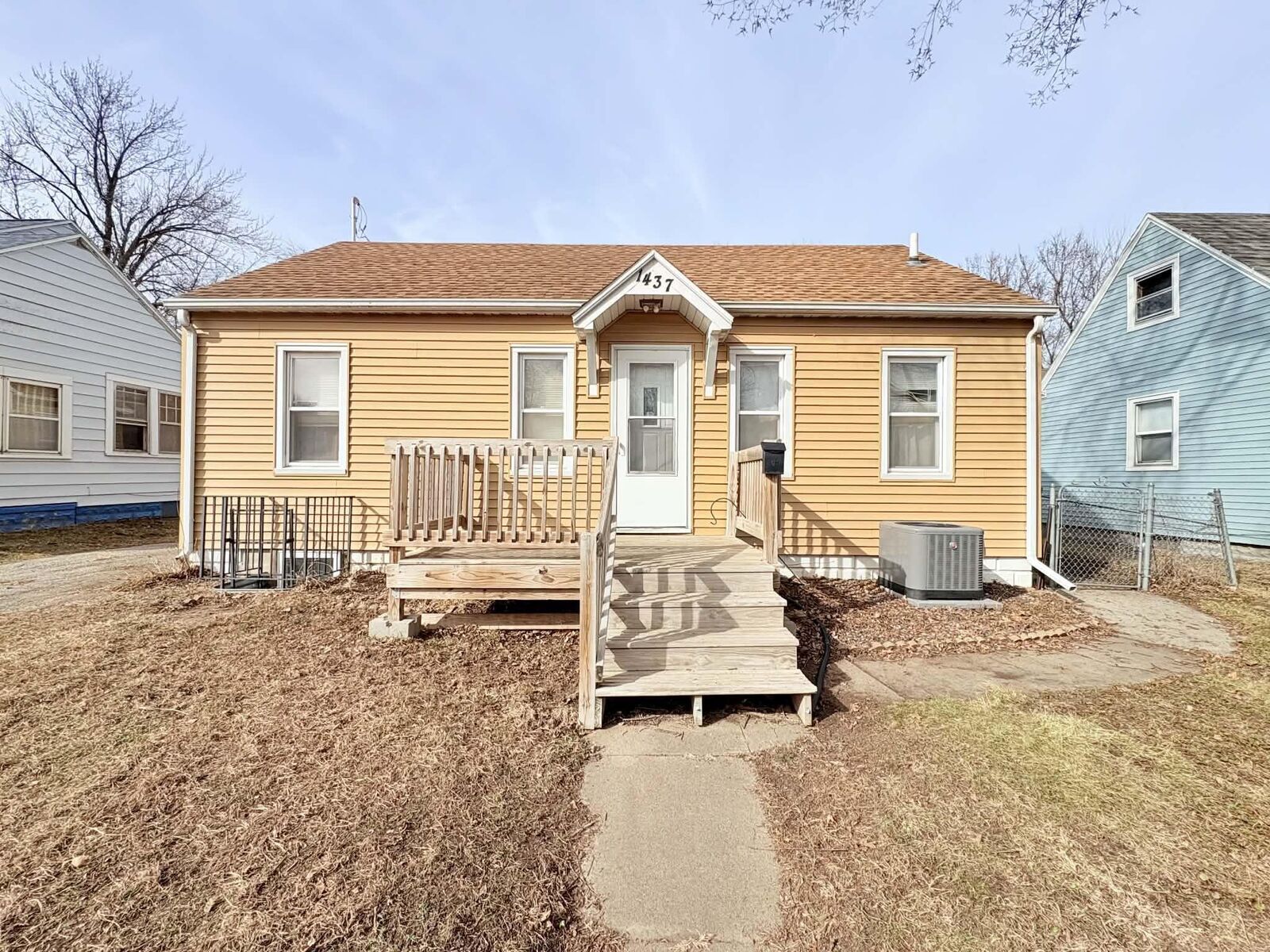 Property Photo:  1437 Vine Street  IA 50703 