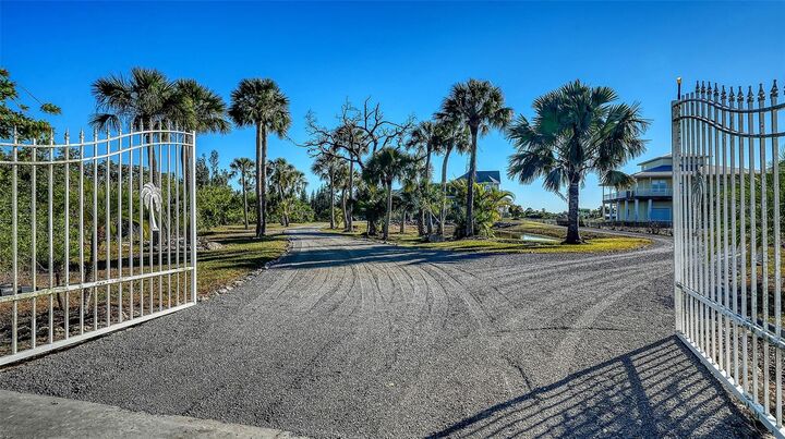 Property Photo: 925 Bayshore Drive FL 34250