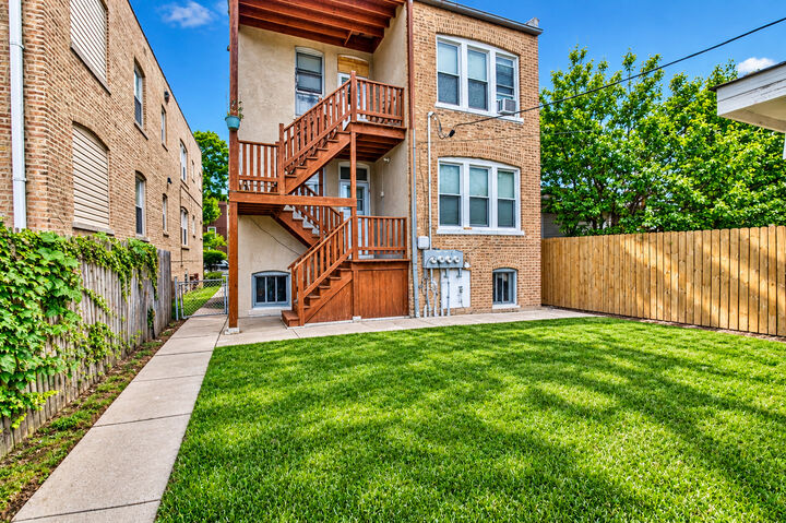 Property Photo:  6609 N Artesian Avenue  IL 60645 