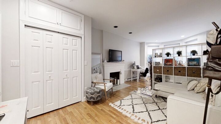 Property Photo:  125 Beacon St 1  MA 02116 