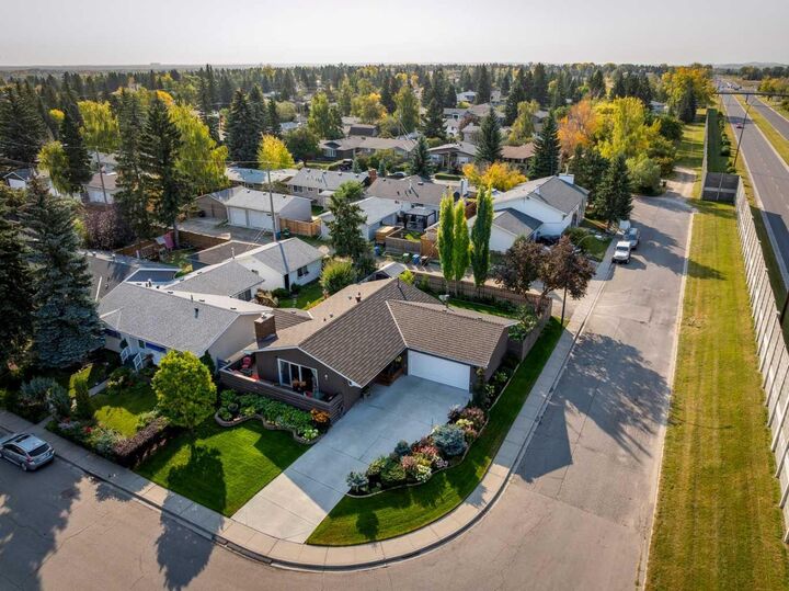 Property Photo:  1423 107 Avenue SW  AB T2W 0C1 