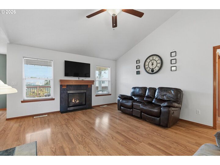 Property Photo:  561 NW Evans St  OR 97378 