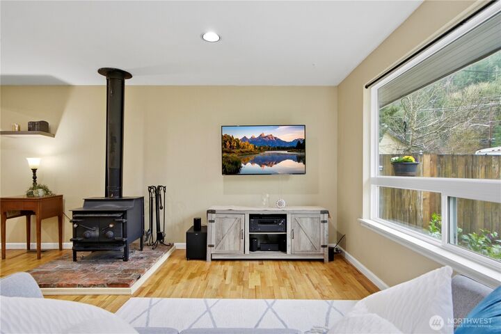 Property Photo: 570 SE Andrews Street WA 98027