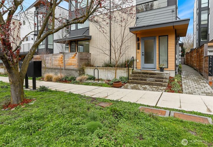 Property Photo:  916 NW 56th Street G  WA 98107 