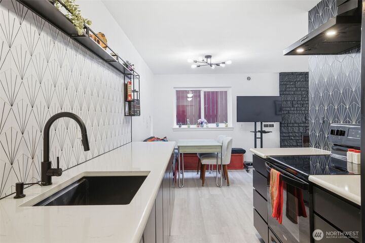 Property Photo:  4525 S Henderson Street 102  WA 98118 