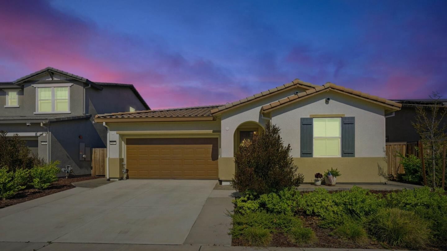 Property Photo:  667 Pleasant Drive  CA 95330 