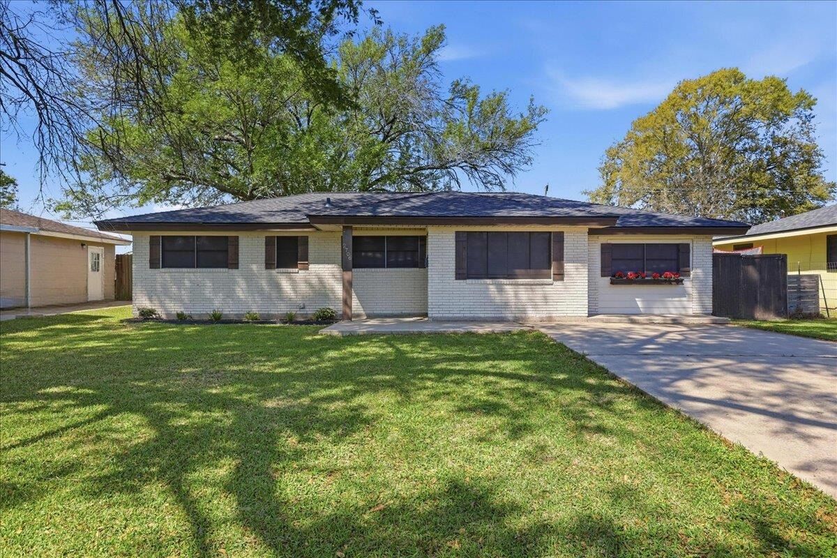 Property Photo:  2706 Hampton Ln  TX 77651-2338 