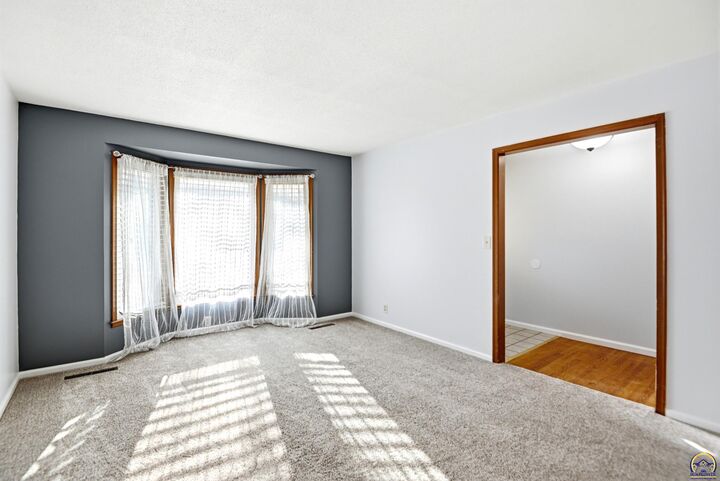 Property Photo: 3225 SW Macvicar Ave KS 66611