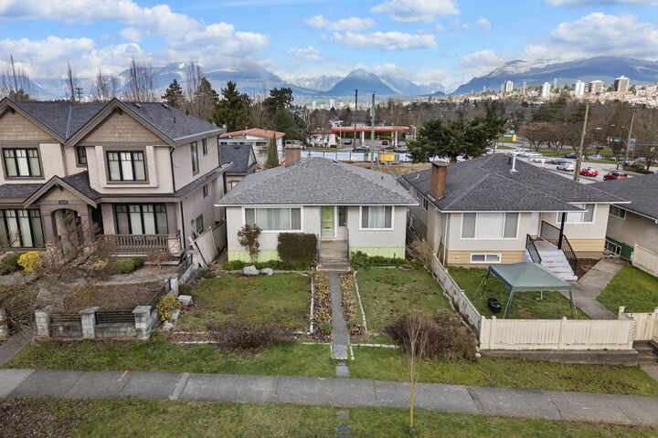 Property Photo: 3281 E 2nd Avenue BC V5M 1G2