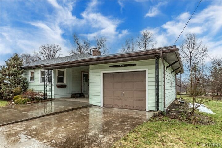 Property Photo:  7529 Valley Circle Lane  NY 14075 