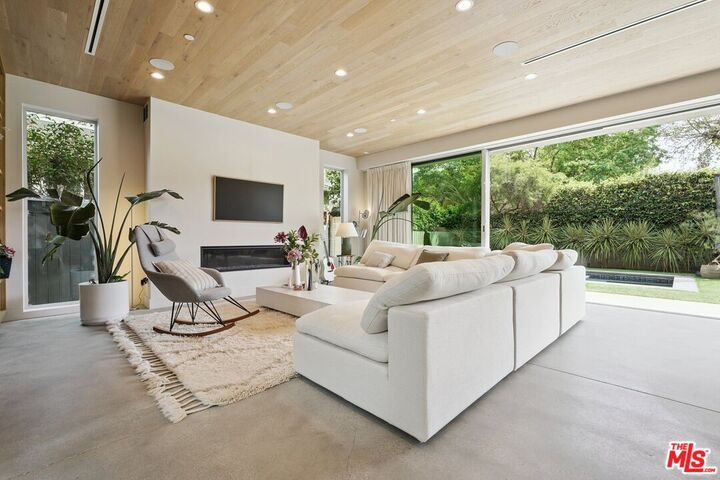 Property Photo:  1310 Preston Way  CA 90291 