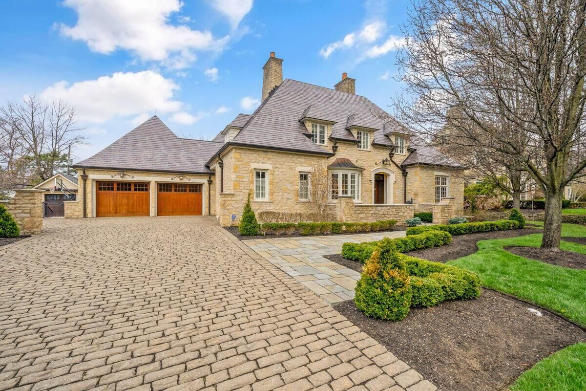 Property Photo: 2528 Onandaga Drive OH 43221