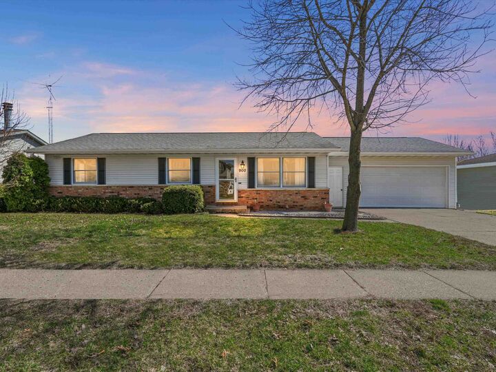 Property Photo:  900 Valentine Drive  IA 52003 