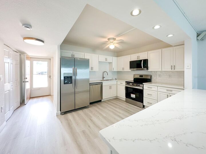 Property Photo:  7910 Sun Island Drive S 105  FL 33707 