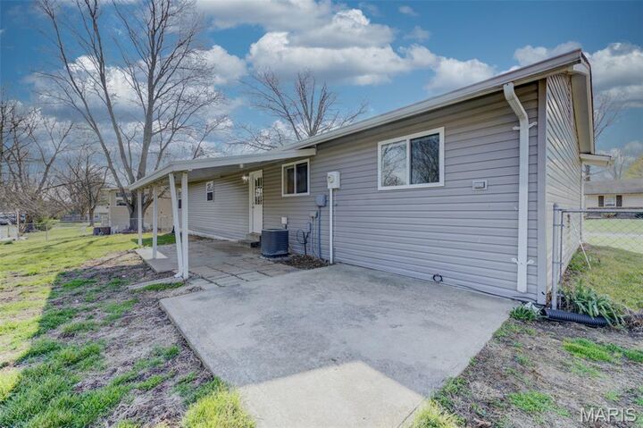 Property Photo:  2 Country Lane  MO 63383 