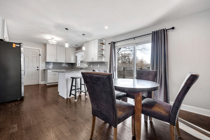 Property Photo:  530 Sunshine Court  IL 60102 