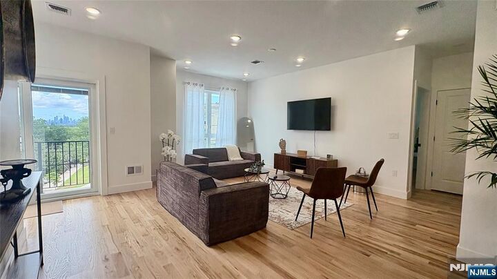 Property Photo:  367 Devon Street 2  NJ 07032 