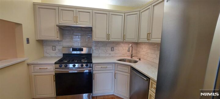 Property Photo:  871 Juniper Way  NJ 07430 