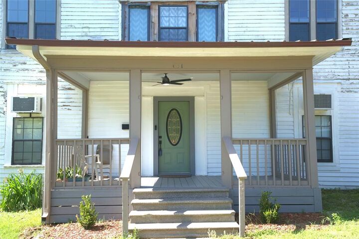 Property Photo: 631 W Austin TX 75460