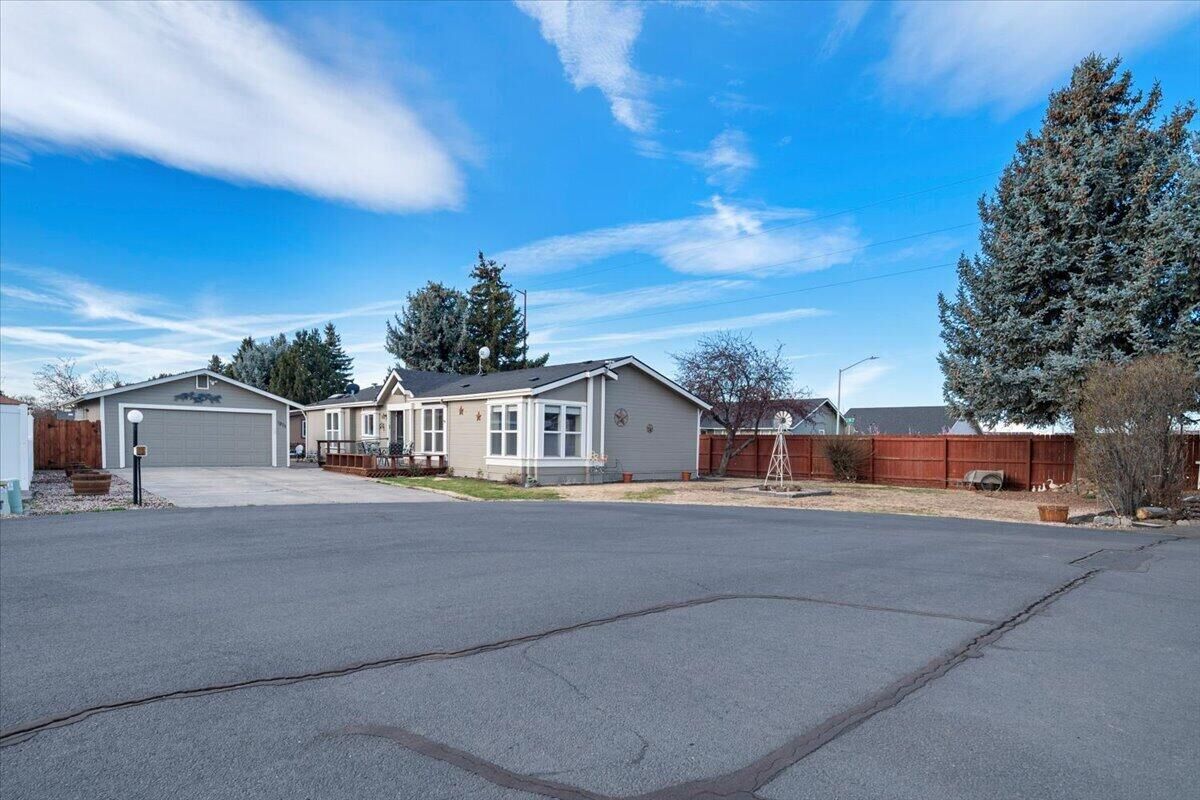 Property Photo: 1875 NE 6th Street OR 97756