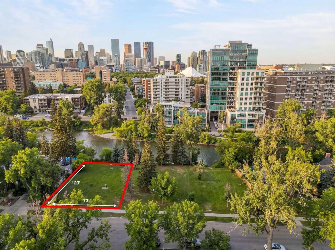 Property Photo:  122 Roxboro Road SW  AB T2S 0R3 