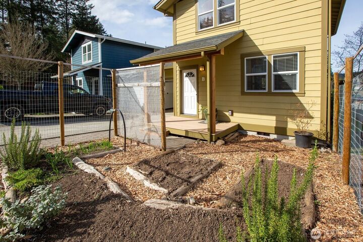 Property Photo:  1014  Park Street 2B  WA 98250 