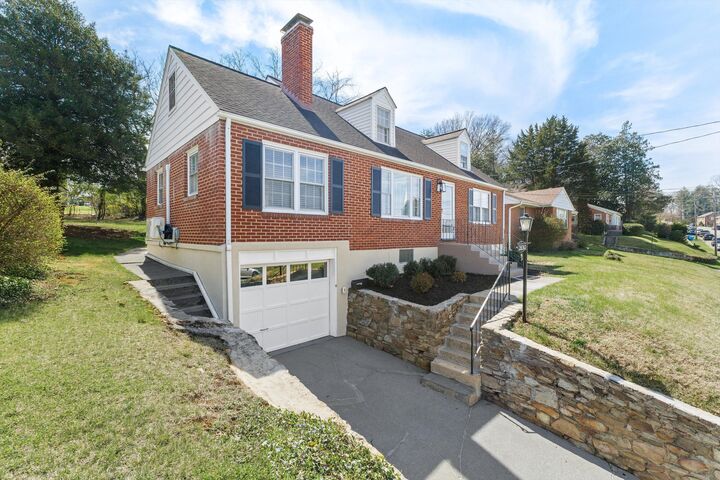 Property Photo:  2650 Laburnum Ave SW  VA 24015 