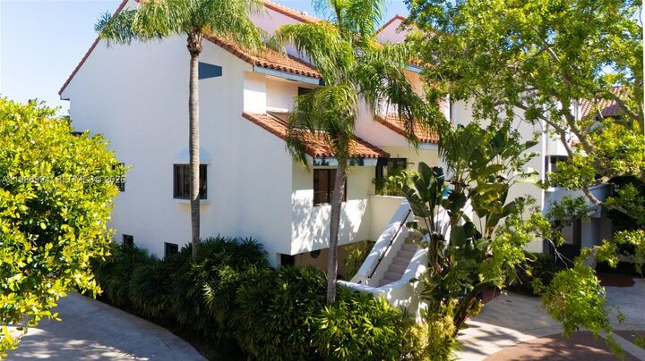 Property Photo: 2000 S Bayshore Dr 24 FL 33133