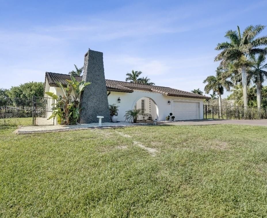 Property Photo:  4701 SW 110th Ave  FL 33328 