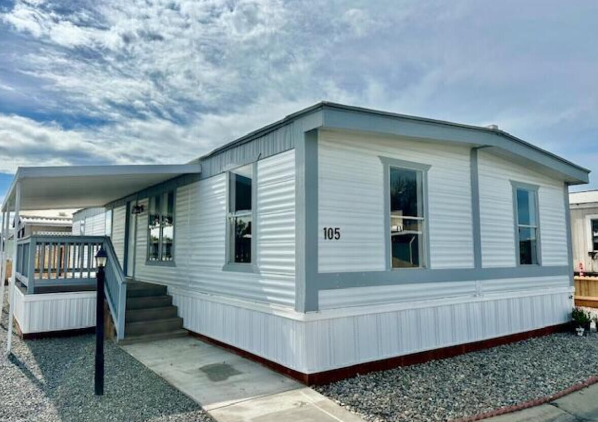 Property Photo: 720 E Worth Avenue 105 CA 93257