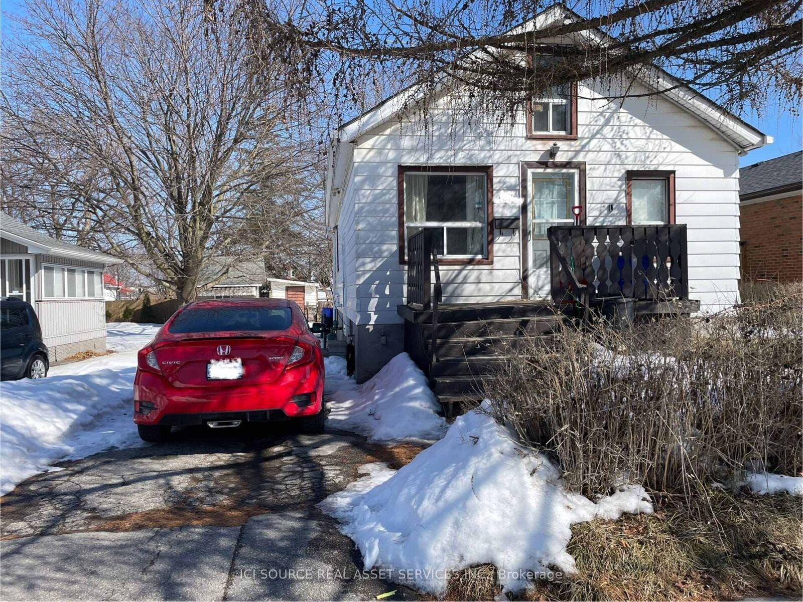 Property Photo: 547 Montrave Avenue ON L1J 4S8