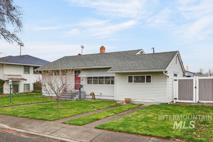Property Photo:  1115 5th Street  WA 99403 