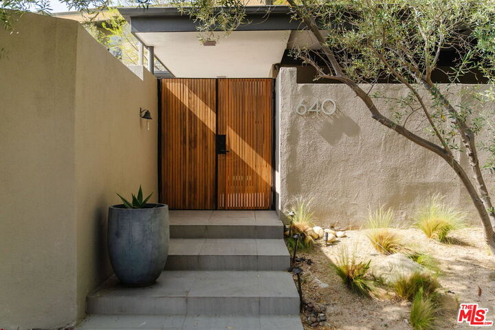 Property Photo:  640 Bohlig Rd  CA 91207 