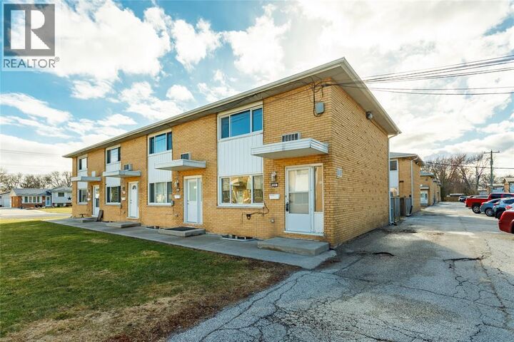 Property Photo: 816 Wellington Street 20 ON N7T 1J5