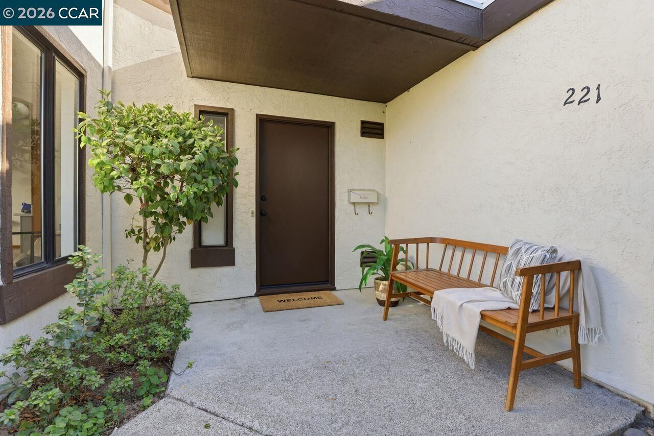 Property Photo: 221 Tangerine Ct CA 94583