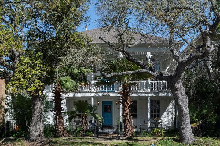 Property Photo: 2622 Ursuline Street TX 77550