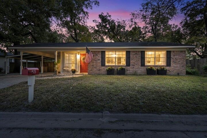 Property Photo:  815 N Bledsoe  TX 75644 