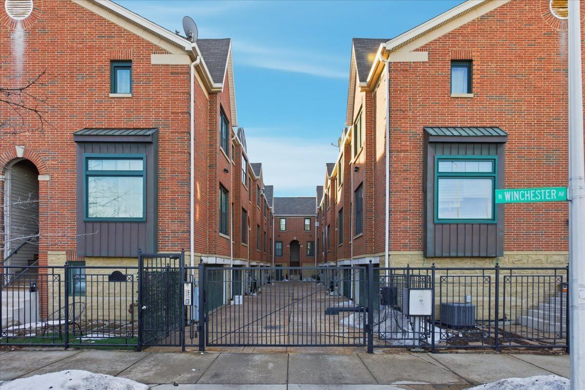 Property Photo: 2140 N Winchester Avenue 10 IL 60614