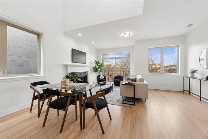 Property Photo: 1019 N Winchester Avenue 3 IL 60622