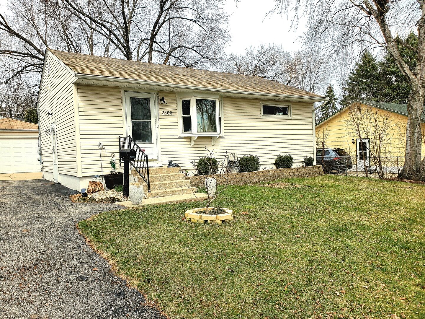 Property Photo: 2500 Dakota Road IL 60087