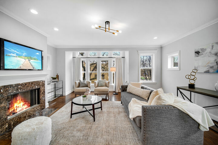 Property Photo: 3834 N Janssen Avenue 3 IL 60613