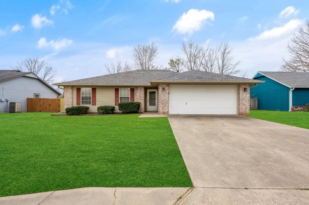 Property Photo:  2704 W Easy Street  AR 72756 