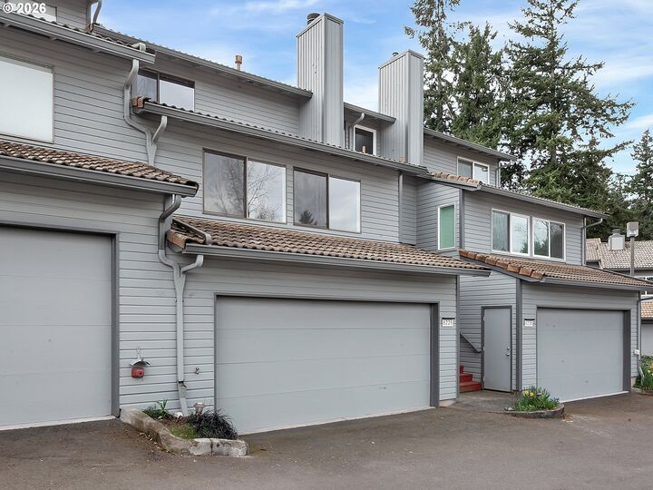 Property Photo: 6228 Meridian Cir 7 OR 97068