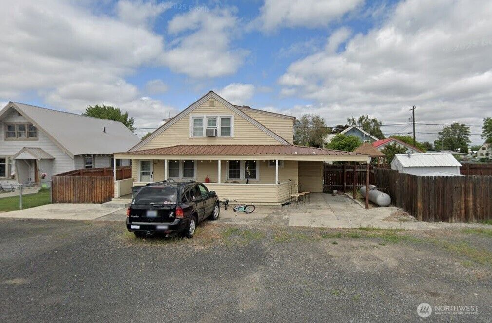 Property Photo:  208 W Douglas Street  WA 99115 