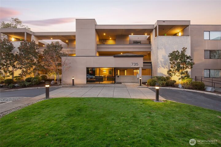 Property Photo:  735  1st Street S 103  WA 98033 